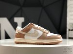 耐克 Nk Dunk Low 低帮休闲板鞋 Fv7645 133 #鞋款采用简洁外观 结合优质材料与柔软衬垫 舒适耐穿 配色由煤黑 橡皮浅褐和淡象牙白搭配 统一