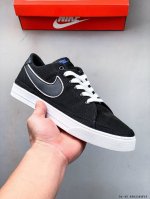 耐克Nike Court Legacy 运动鞋融合经典复古款式与时尚街头风格设计，向网球文化的辉煌历史致敬。 利落皮革、织物和合成材质组合鞋面经久耐穿，易于清洁