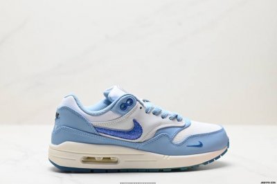公司级Nike Air Max 1 耐克气垫 缓震 耐磨运动鞋 鞋身材质均选择皮革 织物 麂皮多种材质覆盖 保证质感的前提下 层次感也相当不错 带有开窗式 Ai