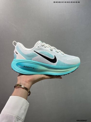 公司级Nike Vomero 18 耐克 舒适减震防滑 低帮跑步鞋 全掌Reactx泡绵中底 前掌和后跟还配备了Air Zoom气垫单元 据说跑起来更快更舒适哦