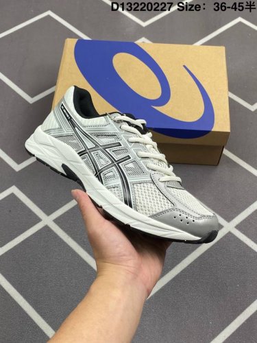 Asics Gel-Contend 4 复古单品 鞋款采用亚瑟士Amplifoam科技，为运动中带来回弾性和轻量性感受。工程网眼鞋面提供运动中所需的透气性和舒适
