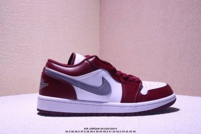 Air Jordan 1 Low Aj1 原装版本低帮球鞋一直是占领街头的宠儿。眼前两款 Air Jordan 1 Low 新品，不仅拥有黑脚趾的熟悉轮廓，简洁