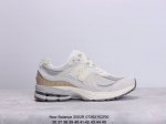 新百伦 New Balance 2002R 跑鞋 男女运动鞋 潮老爹鞋。沿袭了面世之初的经典科技，以 Encap 中底配以升级版 N-Ergy 缓震物料。鞋面则