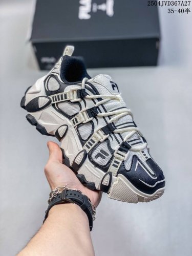 Fila Fusion斐乐潮牌Exocet 山脉鞋 透气舒适 运动户外包裹性低帮生活休闲鞋女款，这款鞋子是一款复古风格的运动鞋，设计有复古的外观，采用了经典的色
