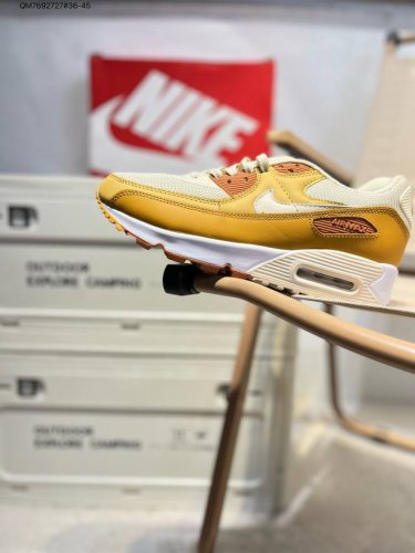 耐克Nike Air Max 90 经典复古小气垫缓震跑鞋 鞋面由皮和革织物打造，犀利的条线打造出酷劲十的足视觉效果 网布鞋增面强透气性，穿着为极舒适 经可典视