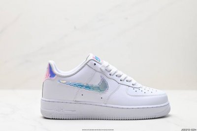 公司级耐克nike Air Force 1 Low 空军一号低帮百搭休闲运动板鞋。柔软、弹性十足的缓震性能和出色的中底设计，横跨复古与现代的外型结合，造就出风靡