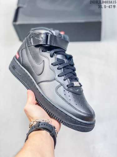 公司级带半码耐克nike Air Force 7 空军一号低帮百搭休闲运动板鞋。柔软、弹性十足的缓震性能和出色的中底设计，横跨复古与现代的外型结合，造就出风靡全