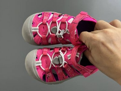 海外版 Keen 科恩溯溪两穿儿童凉鞋 Size：26-37码 海外代购版 这鞋型太好看啦丑萌丑萌感 魔术贴松紧带设计，方便调节 溯溪两穿橡胶耐磨大底，抓地力超