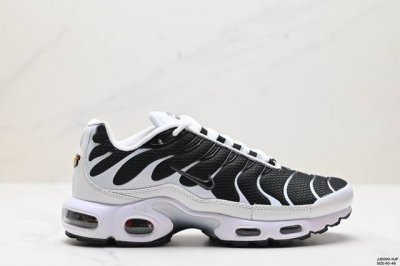 真标耐克 Nike Air Max Plus是nike旗下另类鞋款的代表，Tn 它诞生于1996年，是第一款使用tunedair气垫的跑鞋，其特点就在于实现各气