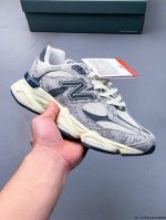 集图 New Balance 又带来了新鞋型 9060 ，并且是与芝加哥街头品牌 Joe Freshgoods 的联名款。鞋身主体采用了类似 990 系列的设计