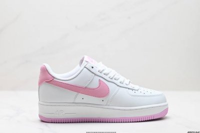 公司级耐克nike Air Force 1’07 空军一号低帮百搭休闲运动板鞋。柔软、弹性十足的缓震性能和出色的中底设计，横跨复古与现代的外型结合，造就出风靡全