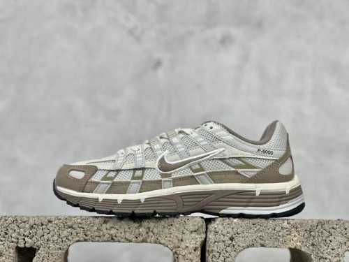 耐克 Nike P-6000 复古技科个性运动老爹鞋。该鞋款鞋采面用纵横交错的覆面，重现 2000 年代鞋跑风格，同时搭配震缓鞋垫，带来舒的适步履体验。Nike