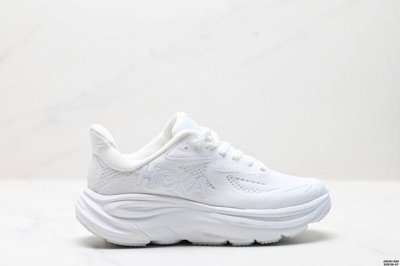 公司级小红书推荐Hoka M Clifton 10 全新配色 这个品牌来自于新西兰的毛利语，Hoka表示大地，One One表示飞越，连起来就是飞越地平线，On