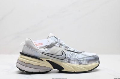 公司级耐克Nike V2K Run跑步鞋复古风潮 网面透气运动鞋 灰银紧致的鞋面材质提供良好的包裹性鞋侧 Swoosh以及鞋头部分搭配增添不少亮点的镀铬细节鞋垫