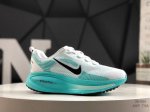 180 真标带半码耐克 Nike Vomero 18 舒适减震防滑 低帮跑步鞋 全掌Reactx泡绵中底 前掌和后跟还配备了Air Zoom气垫单元 据说跑起来
