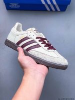 二层真标！Adidas Samba Og 经典鞋款 Adidas 近70年的经典Samba Og 修长的鞋楦,略微尖尖的鞋头,翻毛皮的鞋头拼接,这些我们都看得到