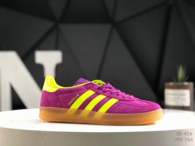 阿迪达斯 Adidas Originals Gazelle Indoor 复古三叶草防滑透明橡胶板鞋经典运动鞋。这款经典鞋,忠于原版设计,缀撞色三条纹和鞋跟饰片
