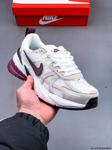 耐克Nike V2K Run新款百搭休闲跑步鞋 复古风潮 网面透气 紧致的鞋面材质提供良好的包裹性 鞋侧 Swoosh以及鞋头部分搭配增添不少亮点的镀铬细节 鞋