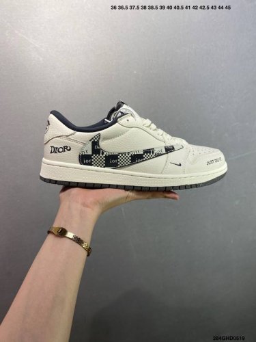 公司级Fragment X Travis Scott X Dior air Jordan 1 Low 三方联名倒钩 全新的三方联名低帮倒钩鞋面延续了黑脚趾设计