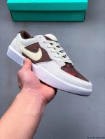 耐克Nike Sb Force 58是一款将前沿创新带入街头的单品，它具有硫化杯底，具有出色的耐用性和灵活性。使用帆布和绒面革，在饰面上放置通风口，它自始至终都