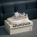 220 核心私 Adidas Labcourt 百搭休闲轻松舒适 耐磨透气低帮 板鞋 男女同款 鞋面使用了绒毛麂皮 ，鞋面和鞋底连接处使用了包边处理，看起来更加