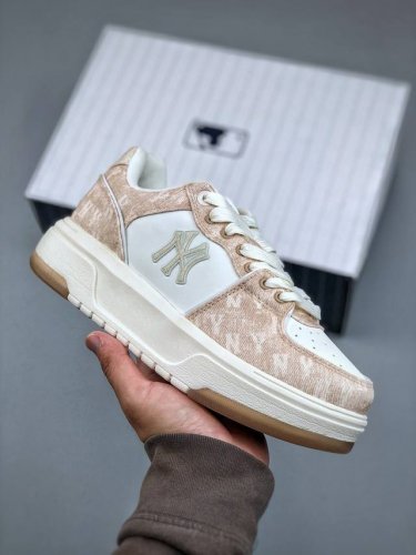 new York Yankees X Mlb Chunky Liner Low 洋基队学长鞋系列低帮老爹风轻量增高厚底百搭休闲运动板鞋 采用环保纤维革面鞋面材质