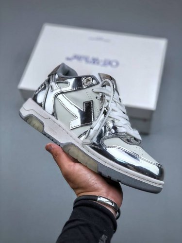 Off-White Out Of Office 低帮复古休闲鞋 该款运动鞋单品有皮质制成饰有品牌标志性 Zip Tie束线带吊牌牌 侧面饰有Arrows图案 展