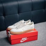 核心私 耐克Nike Killshot 2 Leather 受到Og网球鞋的启发，Killshot 2采用多种纹理皮革打造了鞋面，营造出清新的外观。从柔软的绒面