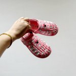 专柜版Adidas小海马三代儿童凉鞋 Size:22-35码 Adidas小海马三代童鞋，踩出快乐的步伐设计超级萌萌哒，色彩斑斓，就像彩虹在脚边跳舞。 经典Ad