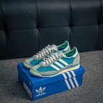 核心私 Adidas Originals Sl 72 Og 超轻便透气复古慢跑鞋 鞋头的设计饱满圆润 鞋面是翻毛皮和尼龙材质结合 上脚舒适柔软 橡胶大底非常耐磨