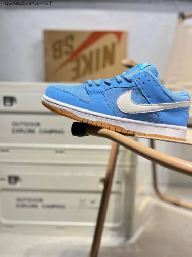耐克Nike Dunk Low 板鞋Sb系列经典百搭休闲运动板鞋加厚鞋舌的填充，使舒适性大大提升，同时也更方便穿脱中底部分则加入了脚感柔软舒适Zoomair气垫