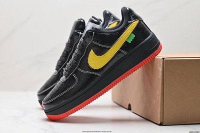 公司级nlke Air Force 1 Low Splv联名 空军一号低帮百搭休闲运动板鞋。柔软、弹性十足的缓震性能和出色的中底设计，横跨复古与现代的外型结合，