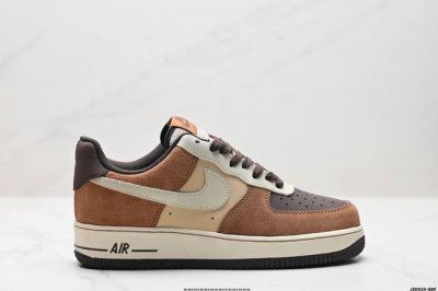 公司级耐克nike Air Force 7空军一号低帮百搭休闲运动板鞋。柔软、弹性十足的缓震性能和出色的中底设计，横跨复古与现代的外型结合，造就出风靡全球三十多
