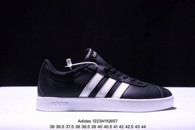 Adidas 阿迪达斯 升级原楦原纸版数据开发版型，采用固色二层皮组合鞋面材质，全新独立开发rb耐磨橡胶外底组合外露轻量eva中底缓震嵌片最近超级火的一双鞋，阿