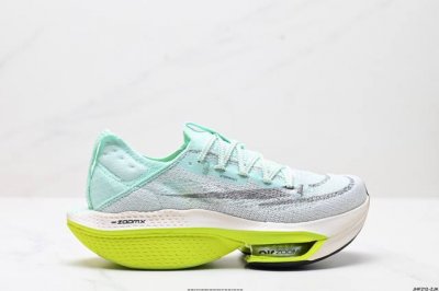 公司级新品发布 Nike Air Zoom Alphafly Next% 整体采用前作的设计语言，并且对后者的细节进行升级，马拉松和长距离路跑的性能极限设计而生