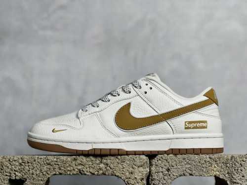 放店私 Supreme X Nk Sb Dunk Low 联名款-米棕小勾 周年高端定制 低帮休闲板鞋 #定制鞋盒 大厂纯原品质出货 超高清洁度 皮料切割干净无
