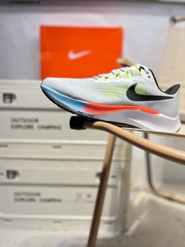 耐克Nike Zoom Pegasus 37 登月37代 超轻网面透气跑步鞋 采用透气网眼鞋面搭配外翻式鞋口，为脚跟区域营造出色舒适度，而在鞋底部分，搭载全掌型