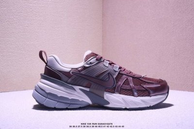 200 公司级耐克Nike V2K Run跑步鞋复古风潮 网面透气运动鞋 灰银紧致的鞋面材质提供良好的包裹性鞋侧 Swoosh以及鞋头部分搭配增添不少亮点的镀铬