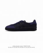 220 阿迪达斯 Adidas Originals Gazelle Indoor复古三叶草防滑透明橡胶板鞋经典运动鞋。这款经典鞋,忠于原版设计,缀撞色三条纹和鞋