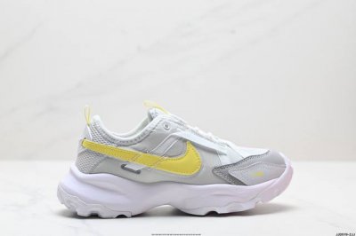 公司级W Nike Tc 7900 新款老爹鞋 注入非凡时尚气息 塑就高雅外观 耐穿合成材质搭配柔软丝绒 该鞋款保留了挚爱的加垫鞋口 柔软泡绵缓震配置 和抓附力