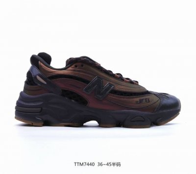 公司级joe Freshgoods X New Balance 1000 系列低帮复古老爹风休闲运动跑步鞋 New Balance 在不同配色上其鞋面材质呈现不