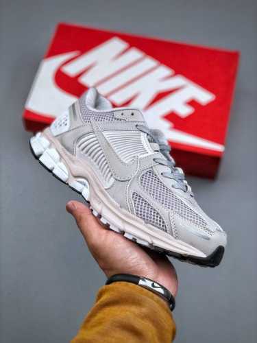 Nike Vomero 5 V5跑鞋 灰白Bv1358-001 实拍如图 配色不断开发中正确私模四合一组合大底 区别一体公底 1:1还原轻量、高弹、包裹舒适公司