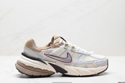 公司级耐克Nike V2K Run跑步鞋复古风潮 网面透气运动鞋 灰银紧致的鞋面材质提供良好的包裹性鞋侧 Swoosh以及鞋头部分搭配增添不少亮点的镀铬细节鞋垫
