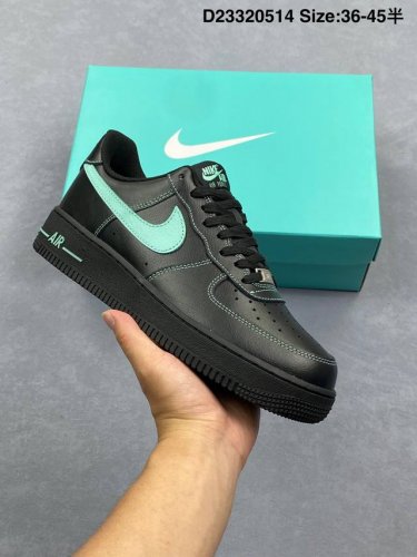耐克Nike Air Force 1‘07空军一号低帮百搭休闲运动板鞋。柔软、弹性十足的缓震性能和出色的中底设计，横跨复古与现代的外型结合，造就出风靡全球三十多