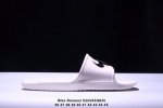 斯图西联名款Stussy X Nike Benassi 拖鞋 一字拖男女凉拖鞋沙滩鞋。一直广受青睐的Nike Sportswear 主打单品搭载了独具特色的鞋款
