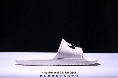 斯图西联名款Stussy X Nike Benassi 拖鞋 一字拖男女凉拖鞋沙滩鞋。一直广受青睐的Nike Sportswear 主打单品搭载了独具特色的鞋款