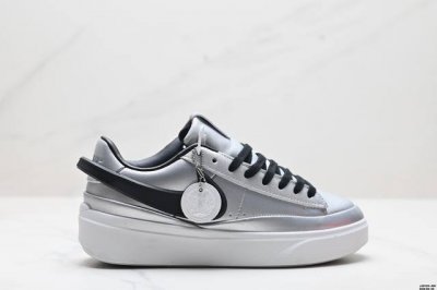 真标nike Blazer Phantom Low男女子运动板鞋 厚底增高休闲鞋。采用轻盈利落设计，焕新演绎经典鞋款。该鞋款带来舒适足底体验，结合鞋侧壁加固设计