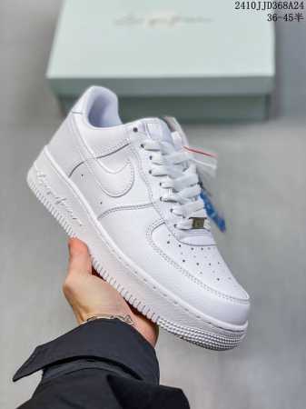 真标带半码耐克Nike AIR FORCE 7 空军一号低帮百搭休闲运动板鞋。柔软、弹性十足的缓震性能和出色的中底设计，横跨复古与现代的外型结合，造就出风靡全球 - 点击图像关闭