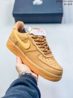 头层皮带半码 耐克 Nike Air Force 1 ’07 空军一号低帮百搭休闲运动板鞋。柔软、弹性十足的缓震性能和出色的中底设计，横跨复古与现代的外型结合，