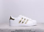 阿迪达斯 Adidas Superstar 三叶草经典贝壳头系列 新款休闲板鞋潮流男女士运动鞋 。鞋面柔软皮革材质 标志性的贝壳鞋头，锯齿三条纹，简约的线条。就